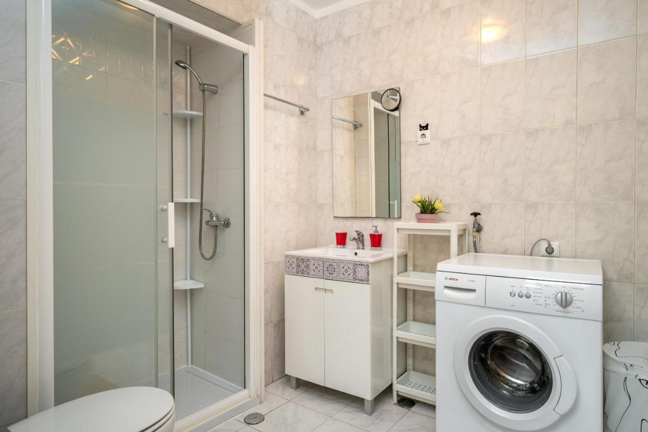Cozy One Bedroom Apt In Historic Location - Carmo Lisbon Bagian luar foto
